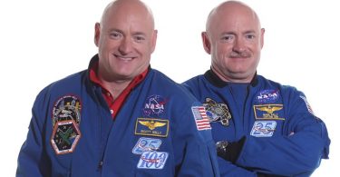 Skot (levo) i Mark Keli (NASA)