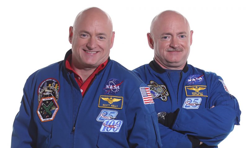 Skot (levo) i Mark Keli (NASA)