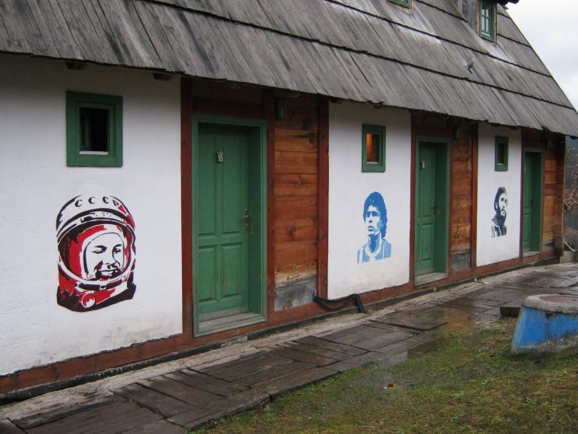 Графити Гагарина, Марадоне и Кастра у Дрвенграду (Википедија)