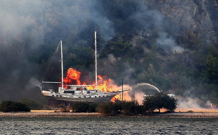 Brod u plamenu